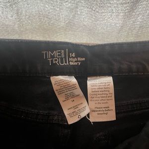 black distressed skinny jeans